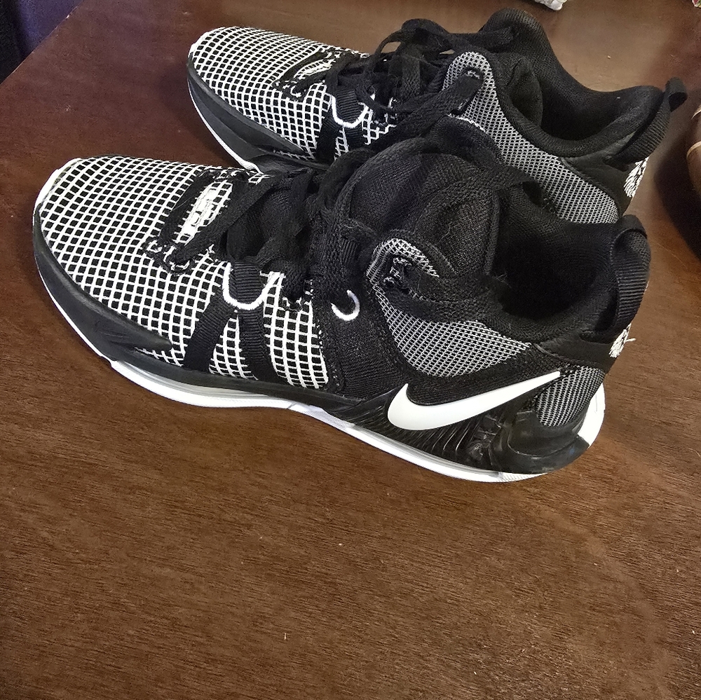 Nike LeBron Witness 7 (youth 6.5-womens 8)